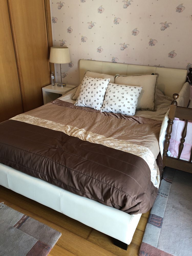 Cama de casal com cabeceira em creme