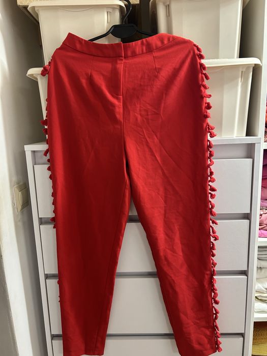 Świąteczne czerwone spodnie damskie z frędzlami Missguided