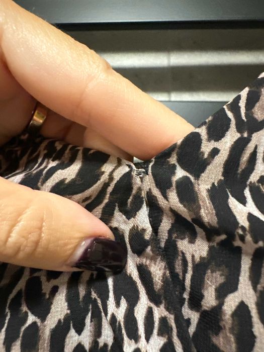 Długa sukienka na ramiączkach z rozcięciem panterka Mohito XS