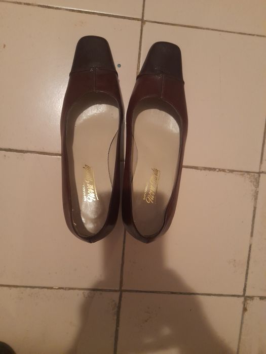 Sapatos de senhora com um pouco de salto alto.