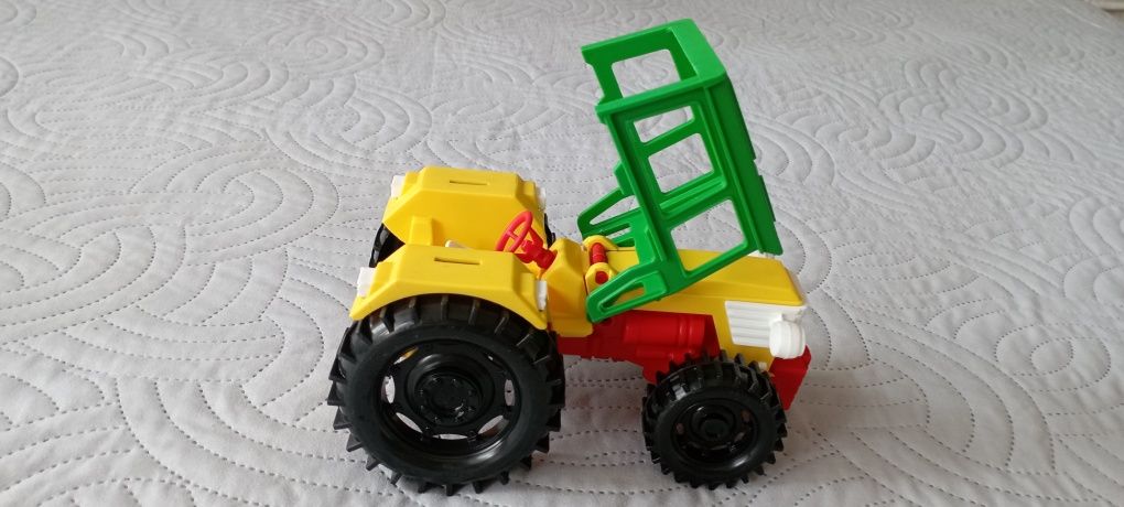 Traktor z otwieranymi elementami + gratis przyczepka