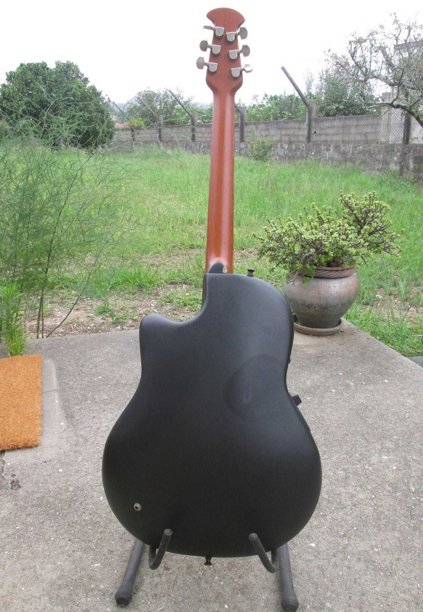 Guitarra eletroacústica Ovation 1862 Custom Ballader com estojo