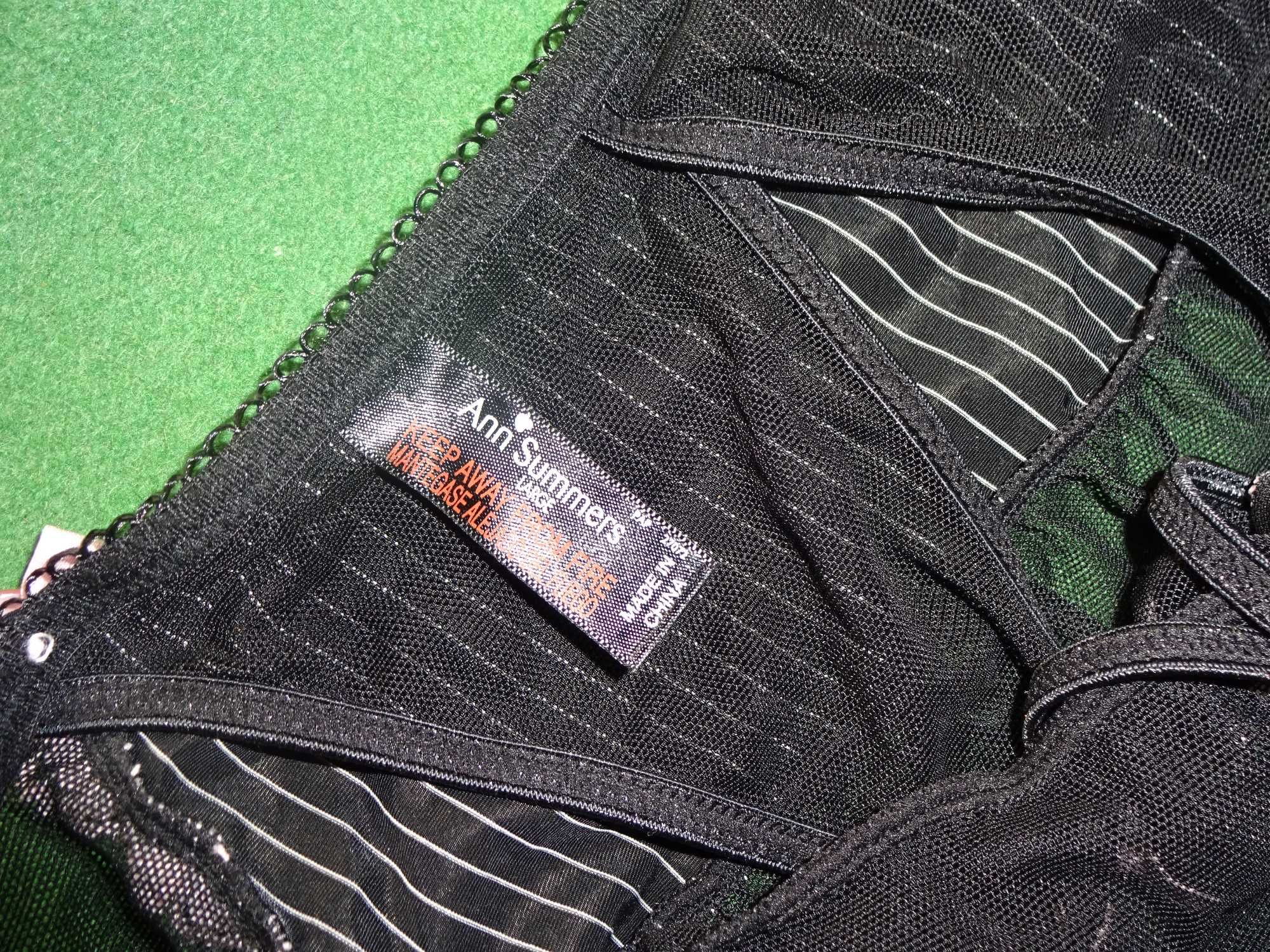 ANN SUMMERS czarny pas do pończoch ze stringami z otworem L
