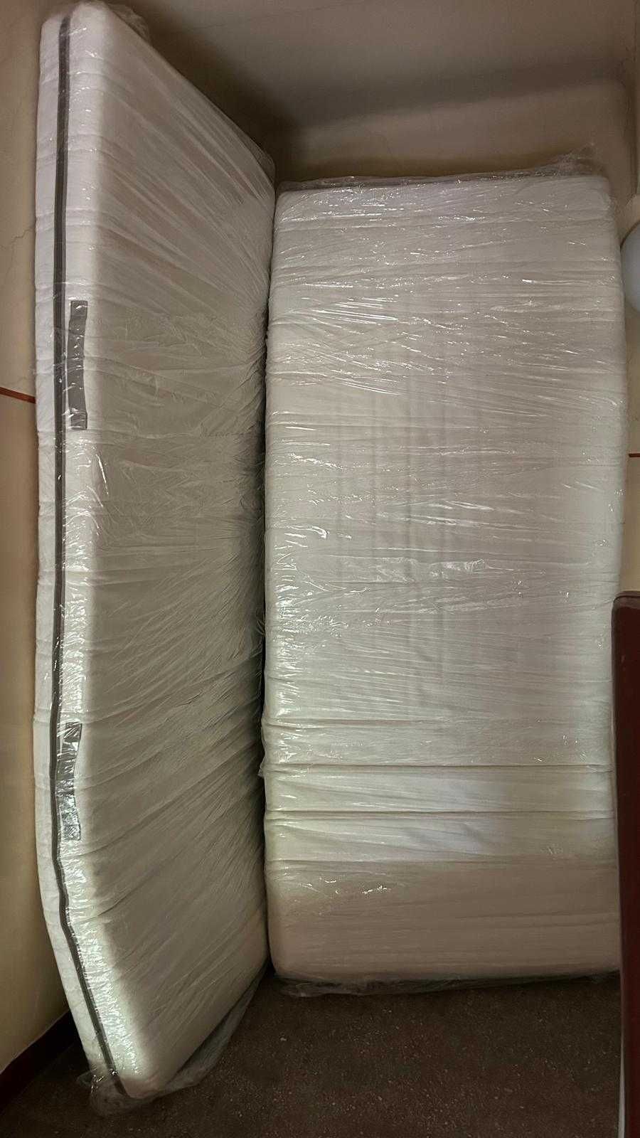 Używane łóżko piętrowe i dwa materace z Ikei.