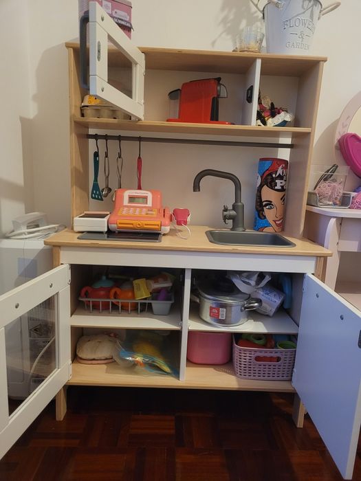 Conzinha de criança com utensílios