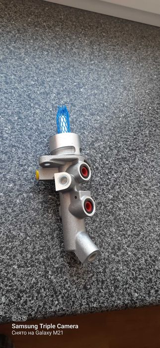 Новий  головний гальмівний ціліндр авго ТОЙОТА АВЕНСИС    ДІЗЕЛЬ  2.2