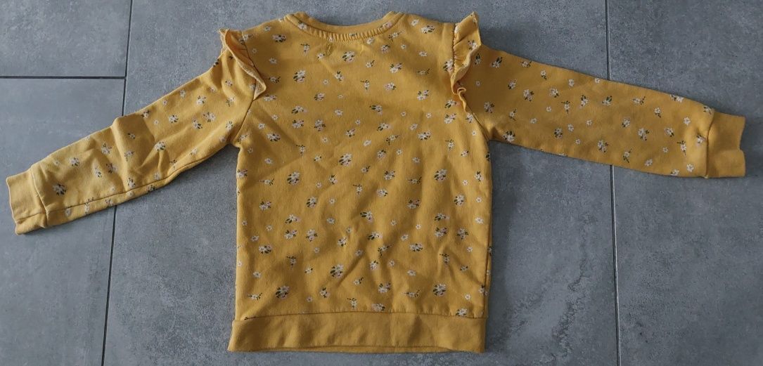Sweterek dziecięcy żółty z motywem kwiaty 116 cm.