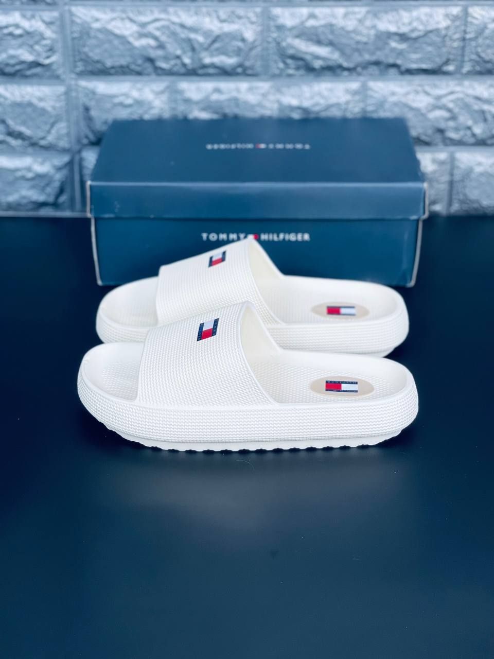 Женские шлёпанцы Tommy Hilfiger тапочки уличные белого цвета 36-41