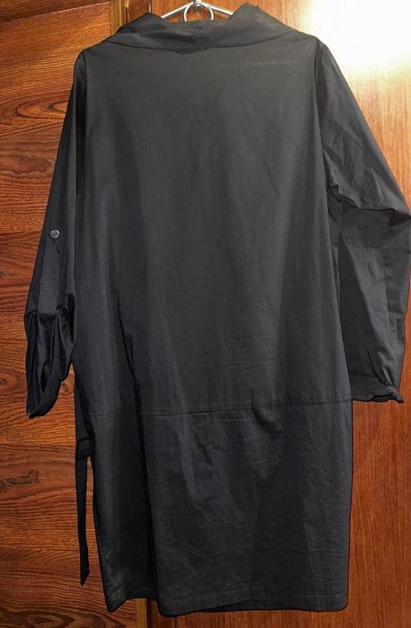 Стильне чорна сукня сорочка з написом зі страз