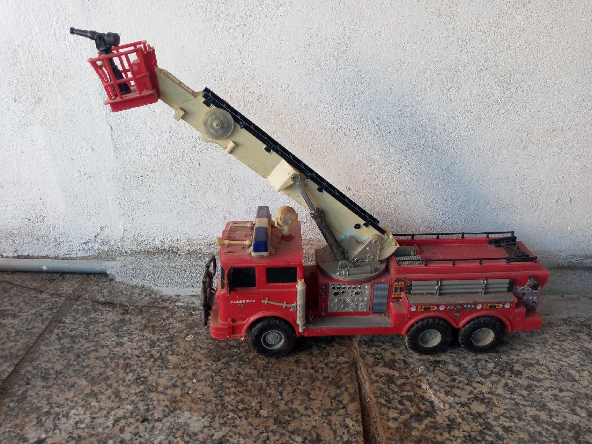 Camiao dos bombeiros com 60cm