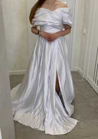 Нова весільна сукня зі шлейфом