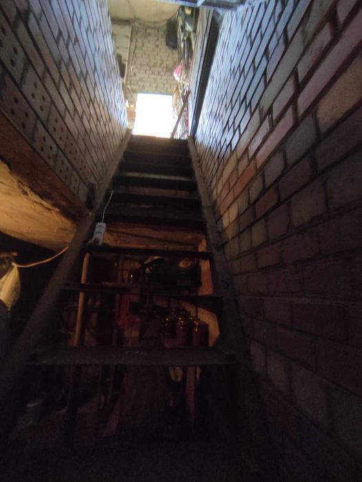 продам здание в центре Чугуева с 2 этажным жилым домом