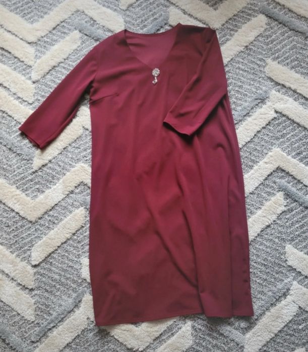 Bordowa sukienka ze srebrna zawieszka