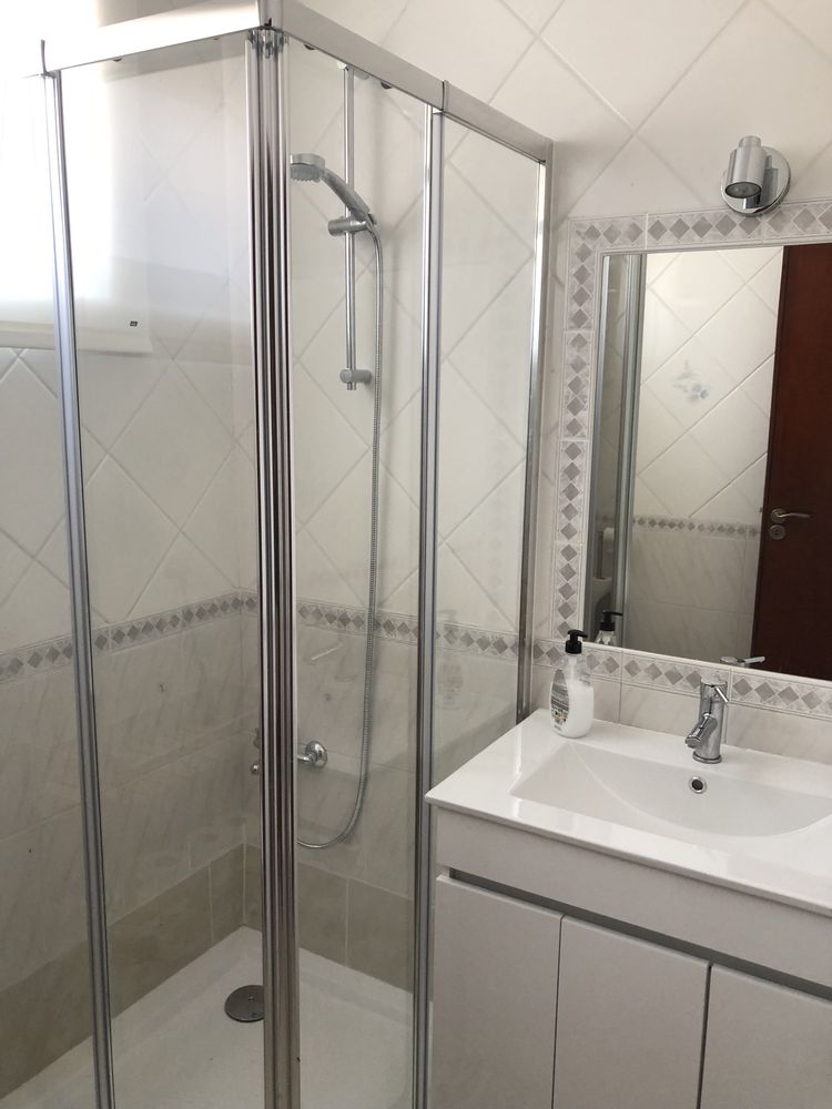 Alugam-se 2 quartos individuai mobilados wc sala e cozinha partilhados
