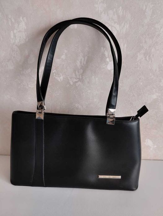 Чорна жіноча сумка.