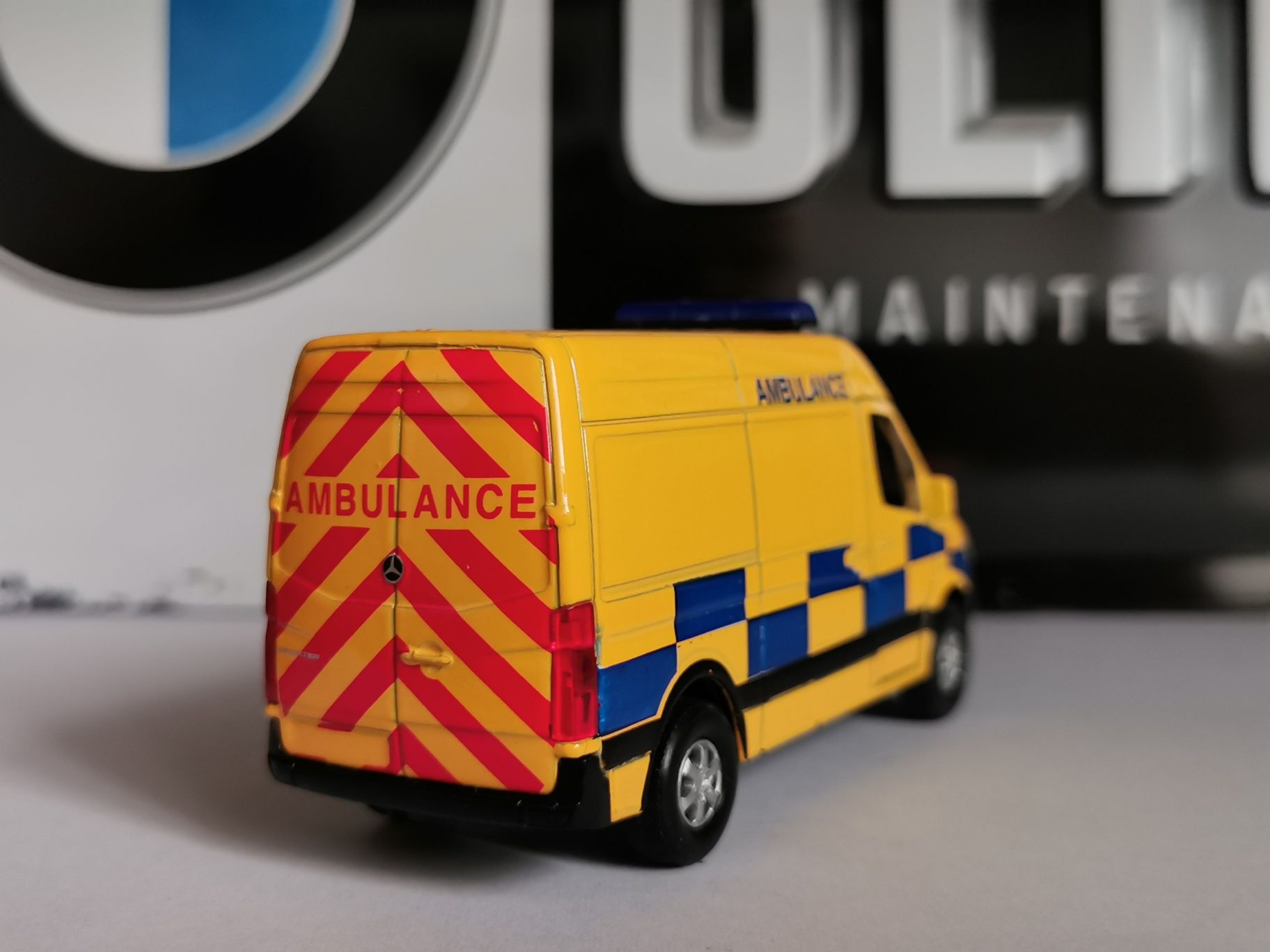 Mercedes Speinter Ambulans welly model