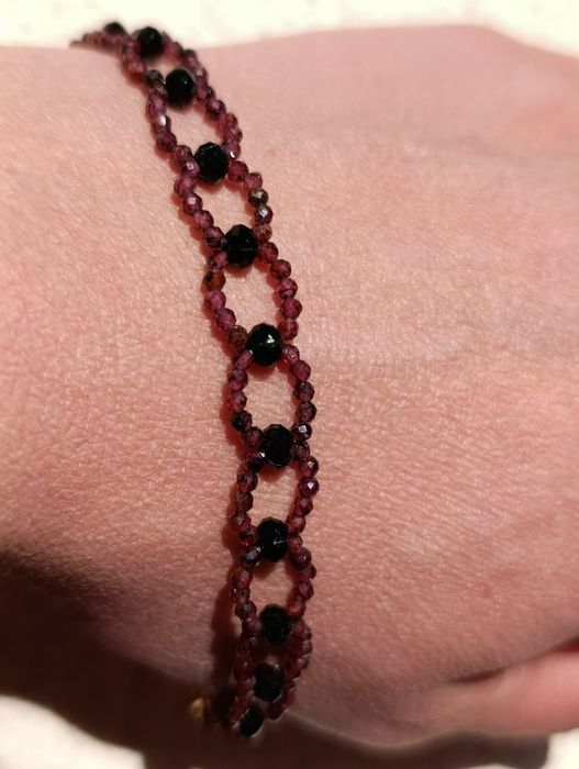 Ażurowa bransoletka z granatem