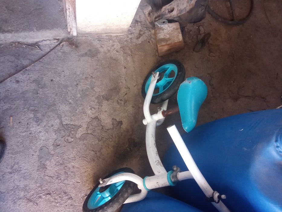 Duas bikes criança. Uma Chicco.