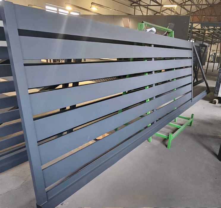 Zestaw ogrodzeniowy: brama przesuwna + furtka, nowoczesna palisada ALU