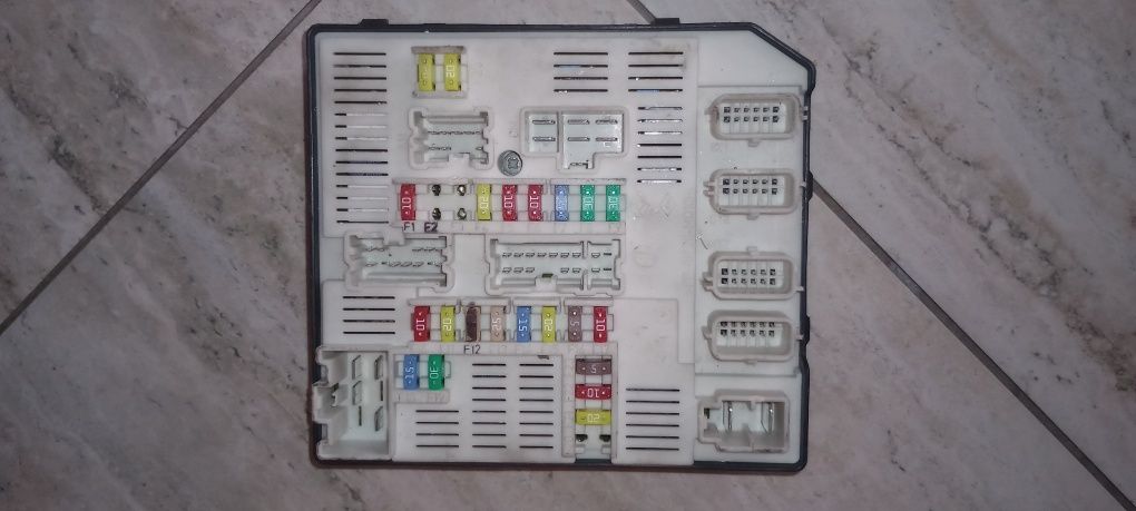 Moduł USM Renault Megane III skrzynka bezpieczników