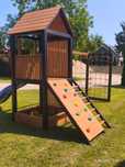 Drewniany plac zabaw, domek dla dzieci