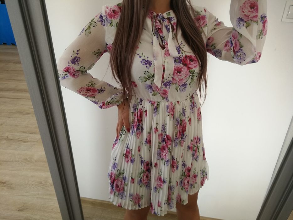 Nowa zwiewna sukienka w kwiaty Cropp S