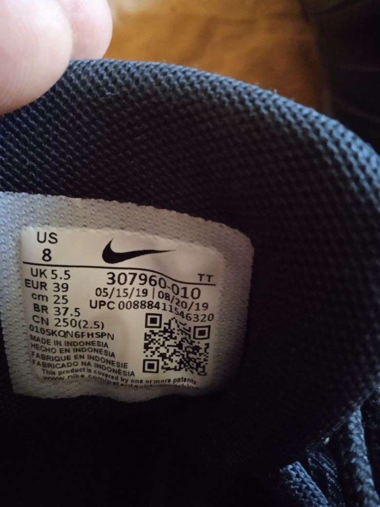 Продам кроссовки,модель  Nike