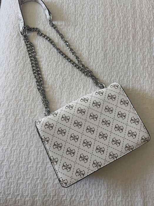 Mala guess branca e prateada