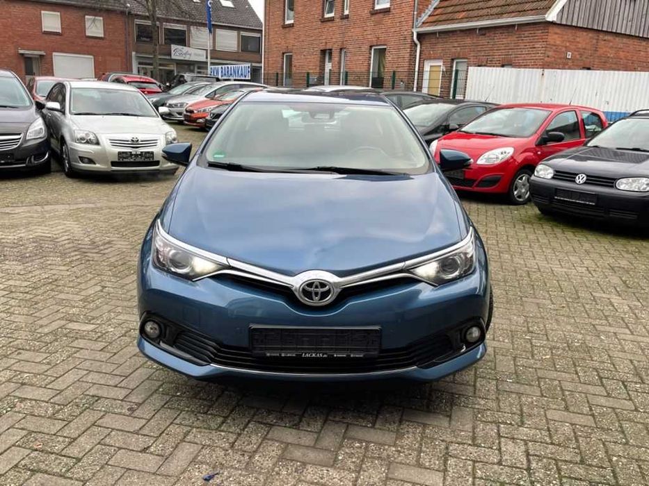 Бампер передній Toyota Auris E18 разборка Тойота Ауріс Е18 запчастини