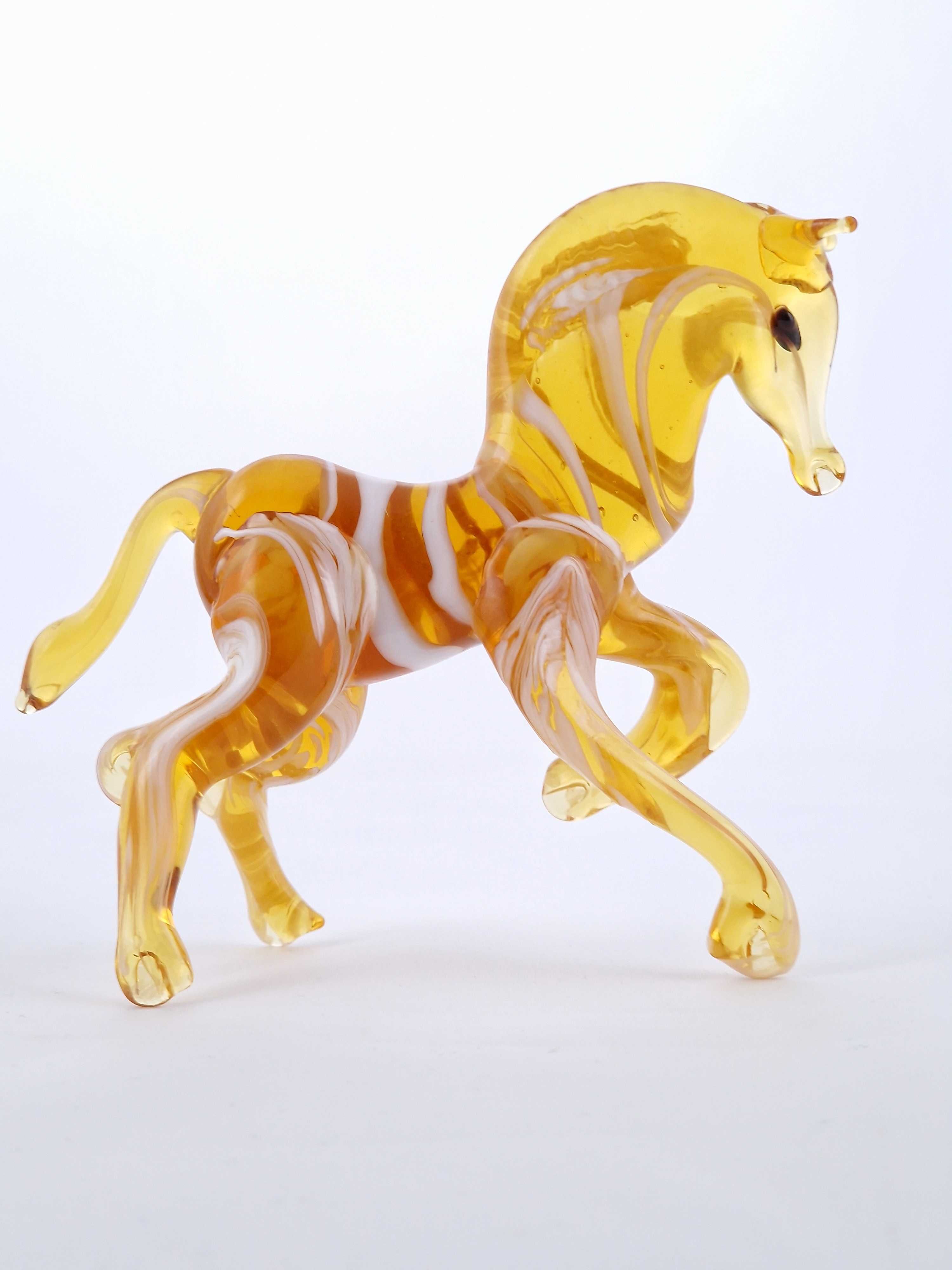 Szklana figurka - Koń (bursztynowy)