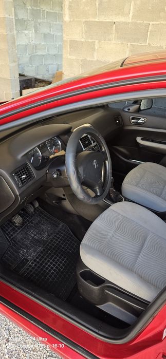 Автомобіль пежо 307