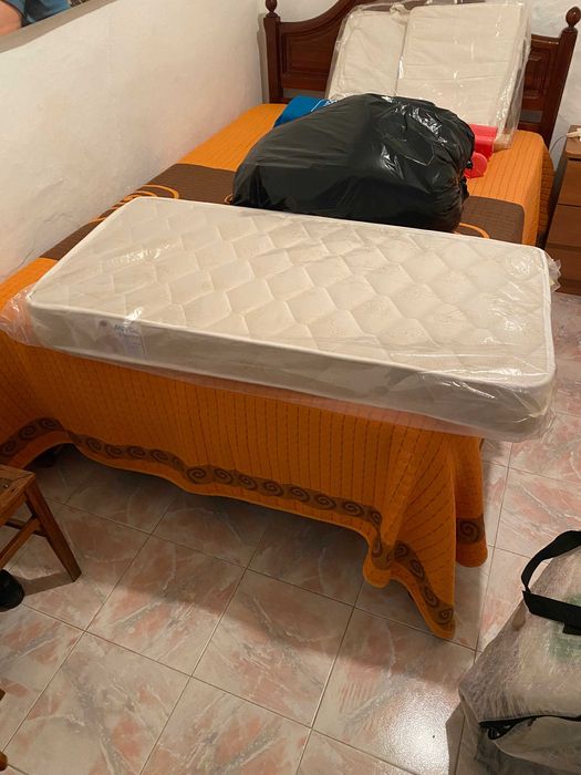 Cama de viagem Zippy e colchão de mola