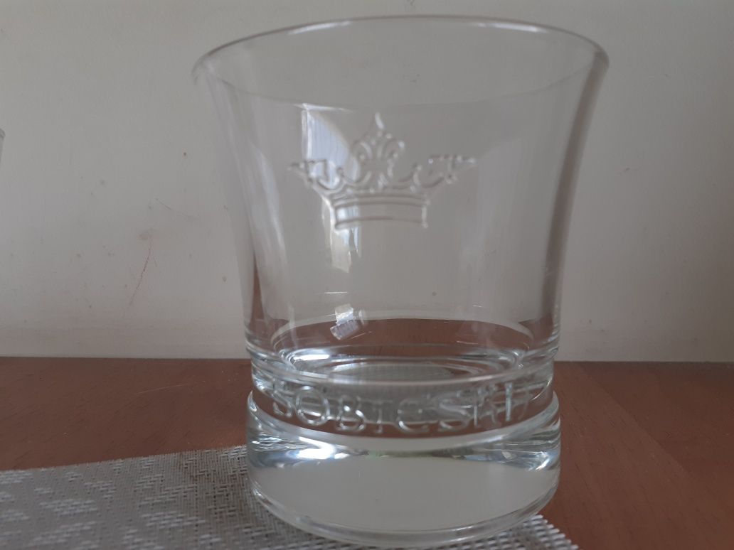 Szklanki Sobieski i Bols Vodka.