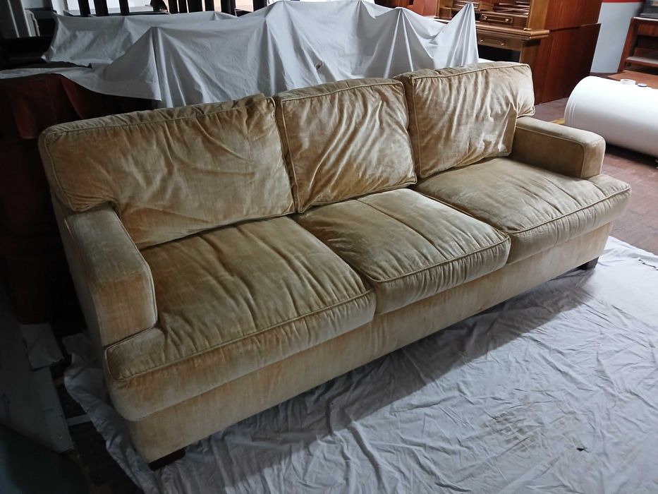 Sofás Beije em tecido aveludado