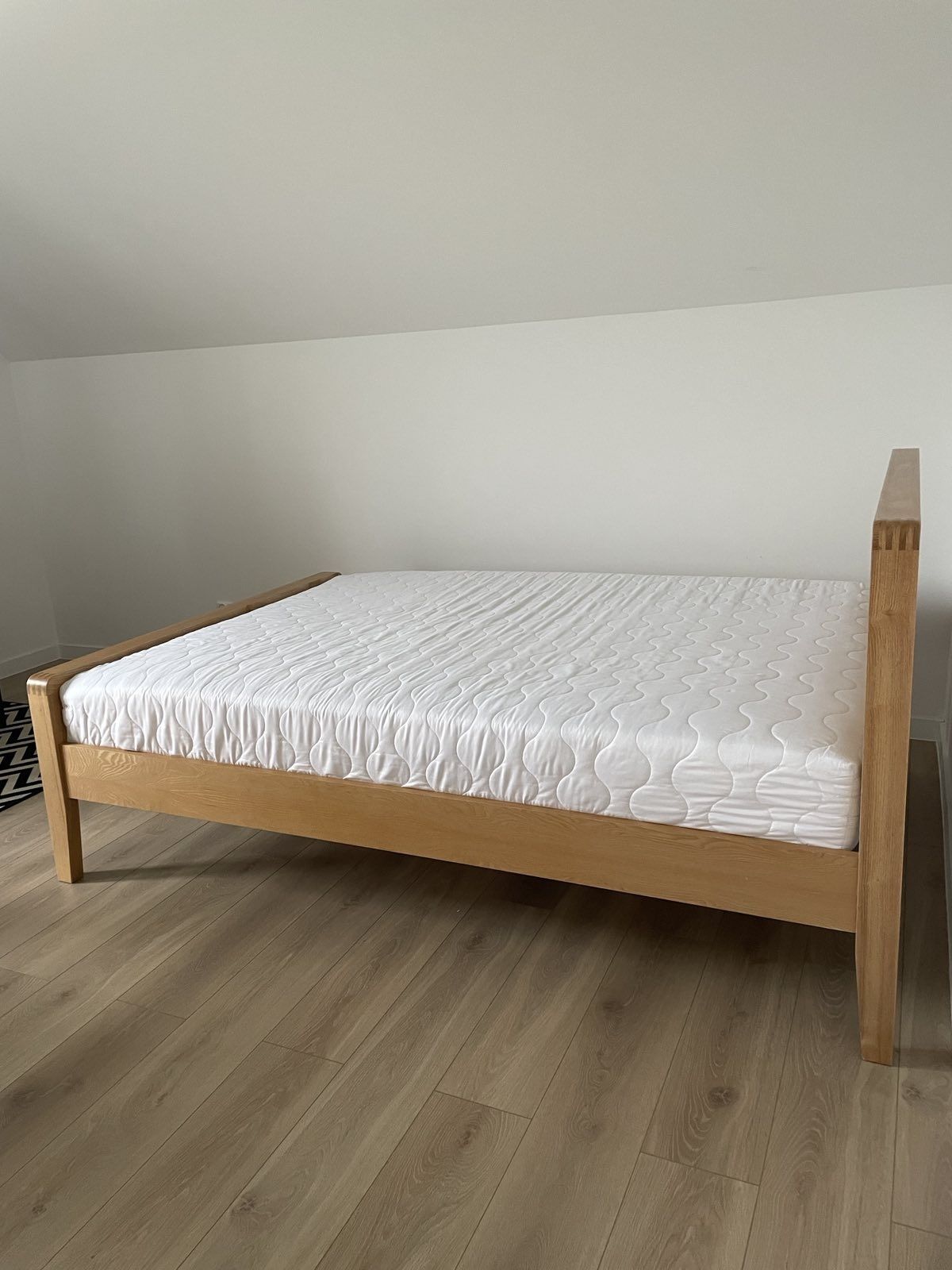 Łóżko sypialniane z materacem 207x144
