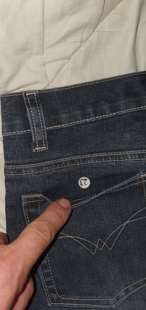 Spodnie damskie jeans typu dzwony.