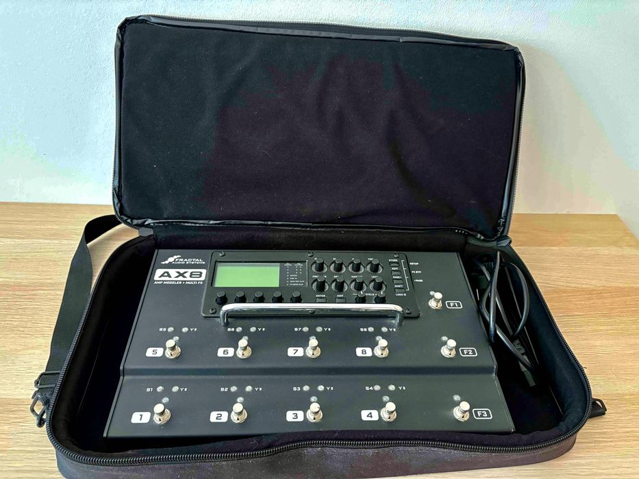 Fractal AX8 + Estojo Gator