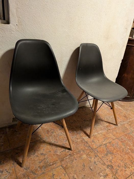 Cadeiras pretas perna de madeira