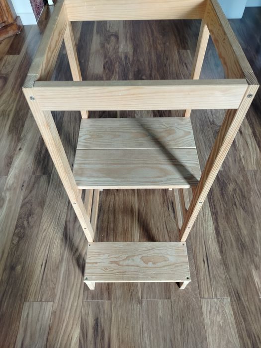 Helpkitchen Helper pomocnik stojak dla dziecka.