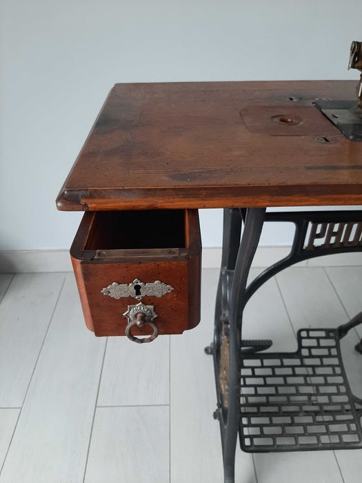 Maszyna do szycia PHOENIX z stolikiem