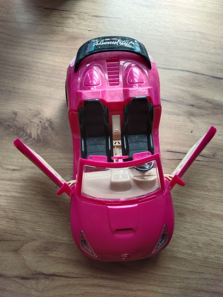 Różowy samochód dla lalek