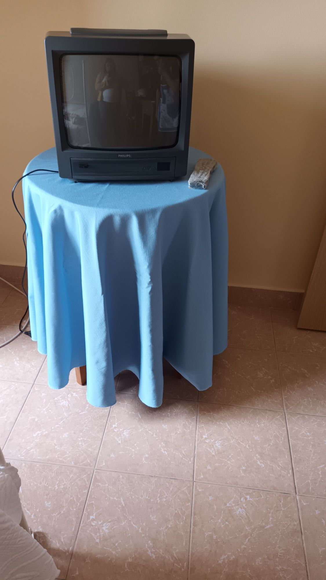 Vendo televisao,mesa e camilha