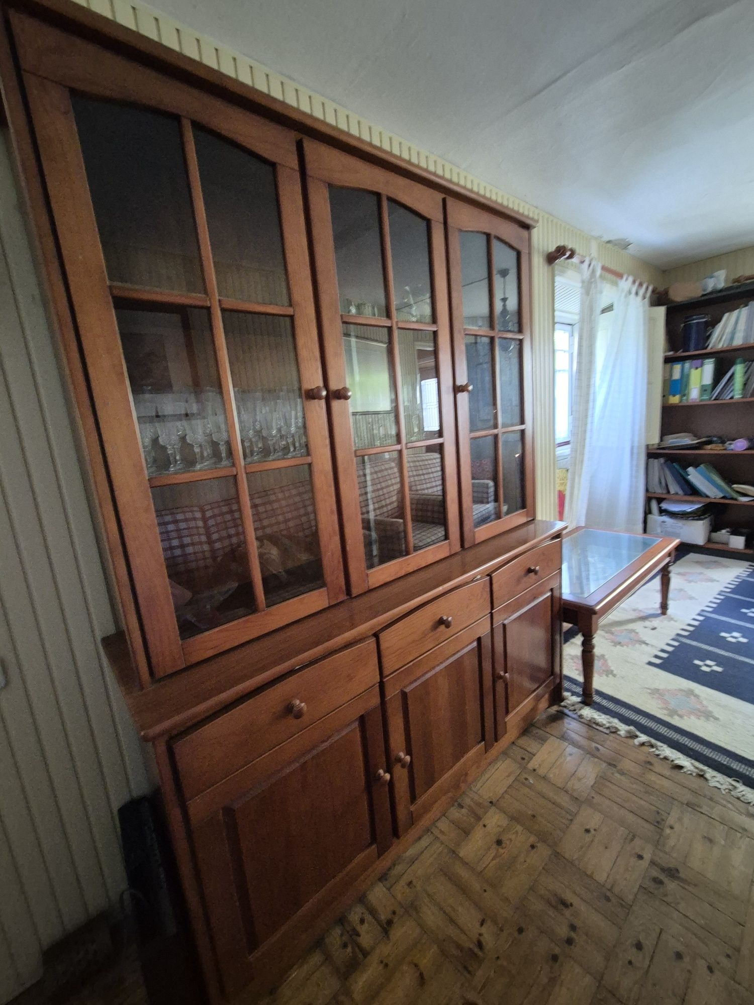 Vitrine em madeira maciça