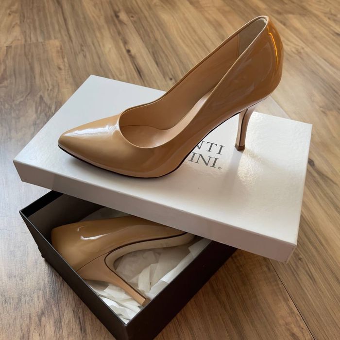 Бежеві туфлі