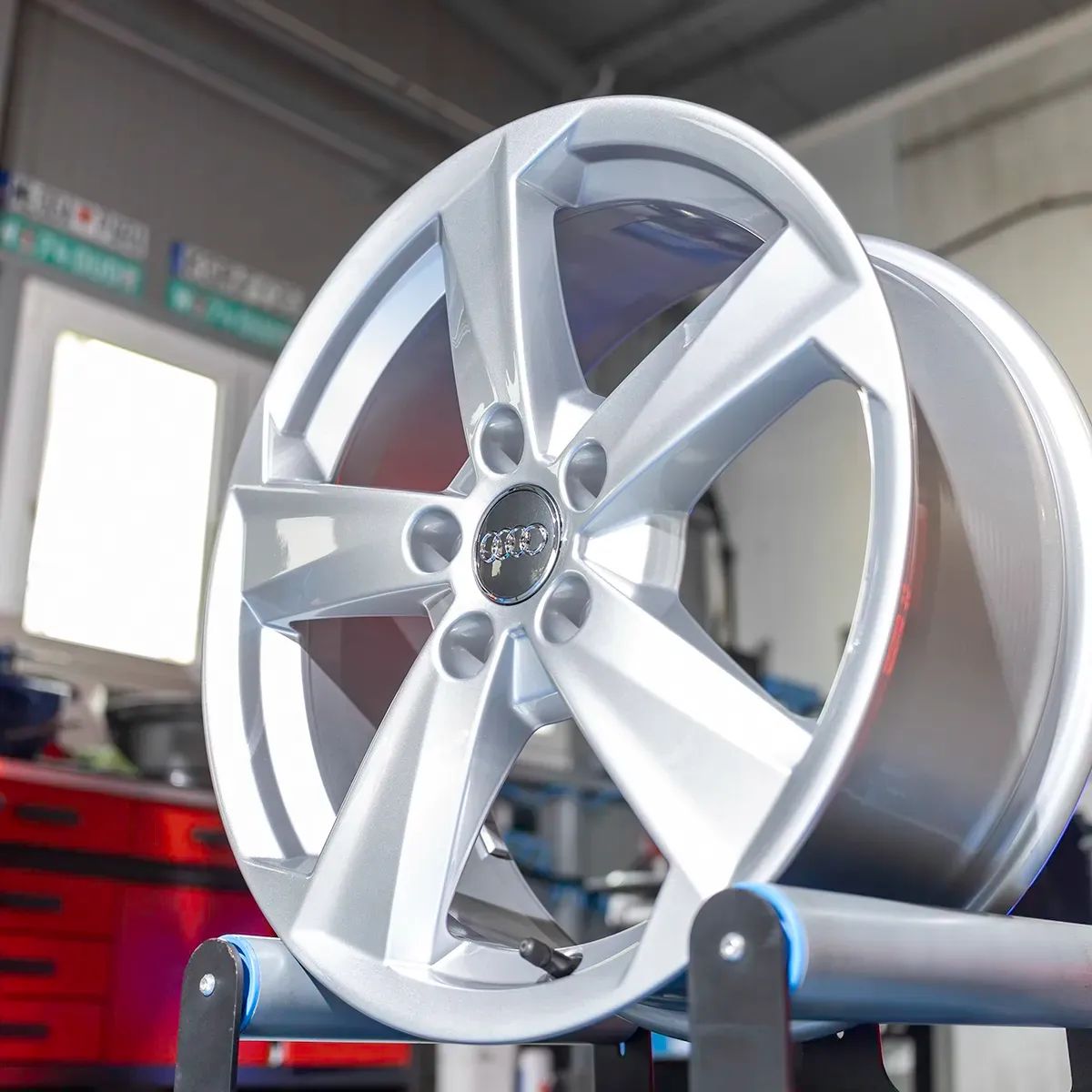 NOWA Oryginalna Felga Audi 17" 7.0" ET45 81A 601 025B Q2