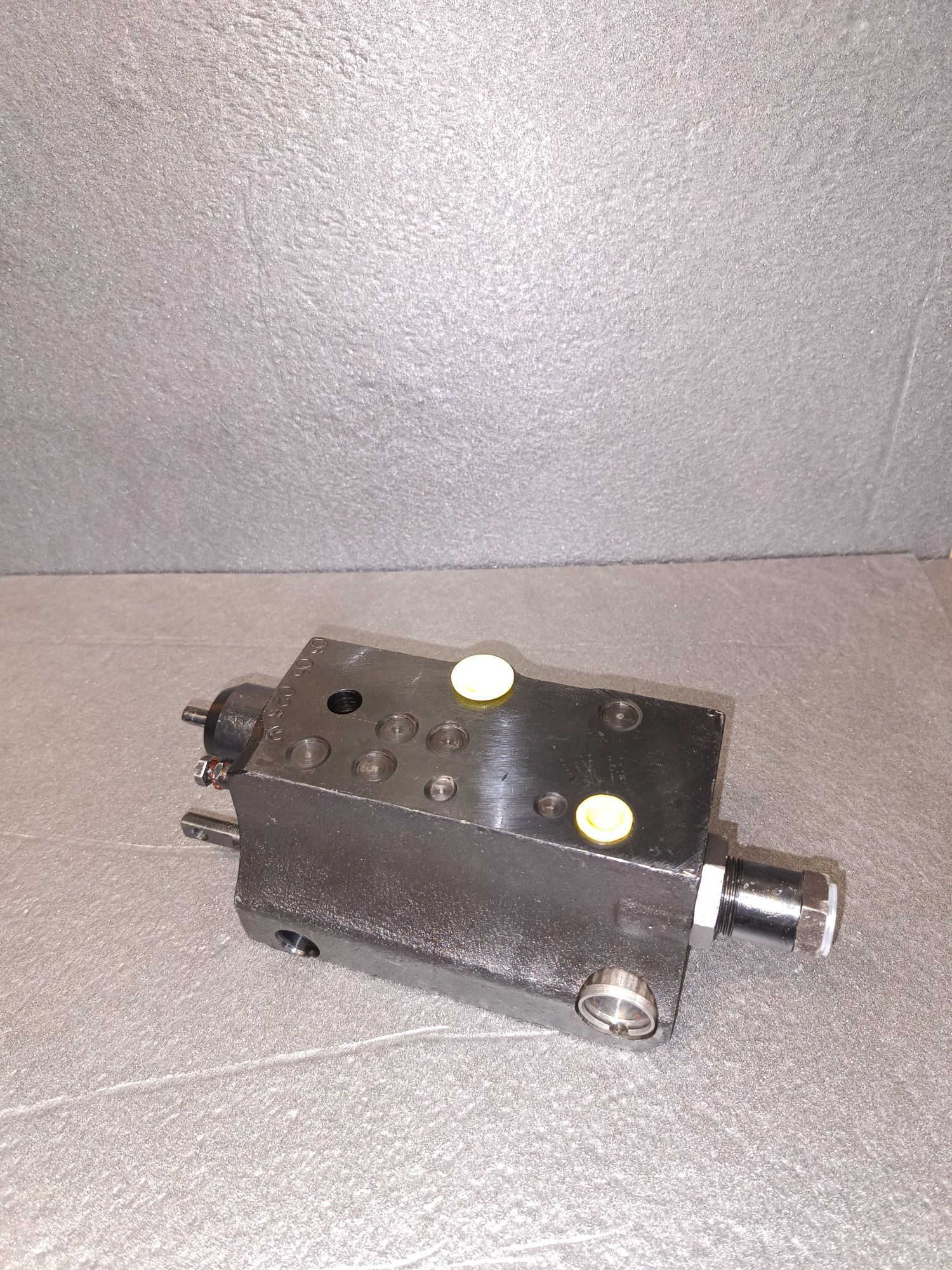 Rozdzielacz hydrauliczny Ursus C-360, C-385, C-330, C-335; Zetor;