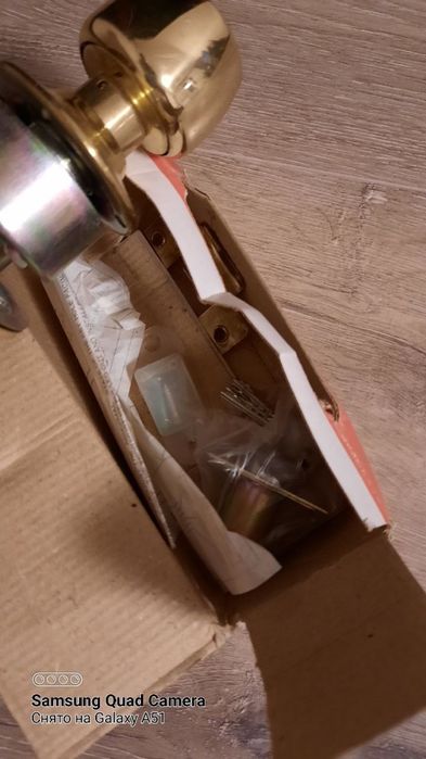 Дверная ручка круглая с замком