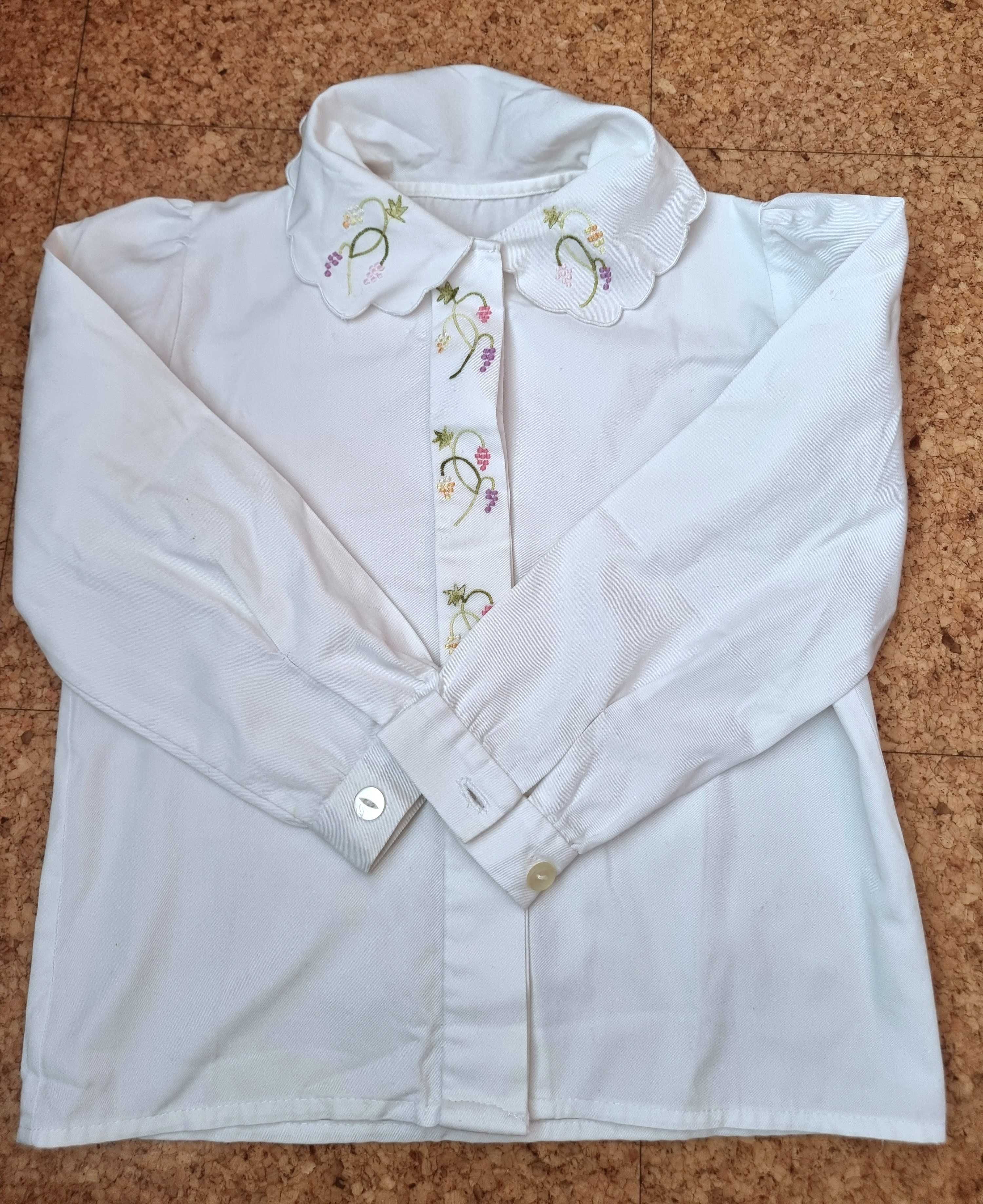 Camisa branca com detalhes de cachos de uvas, 3/4 anos