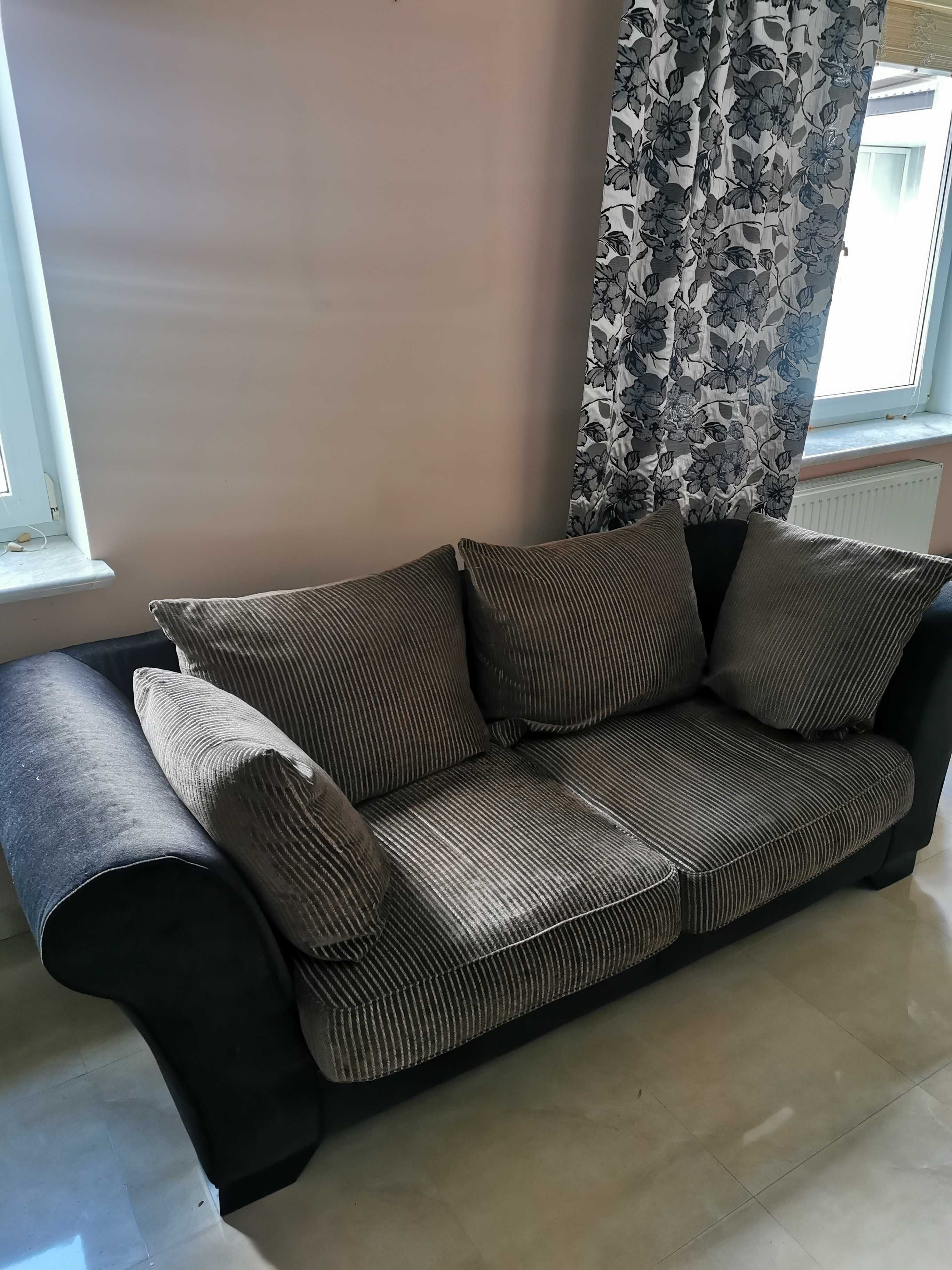 Zestaw mebli do salonu – sofa z poduchami i fotel