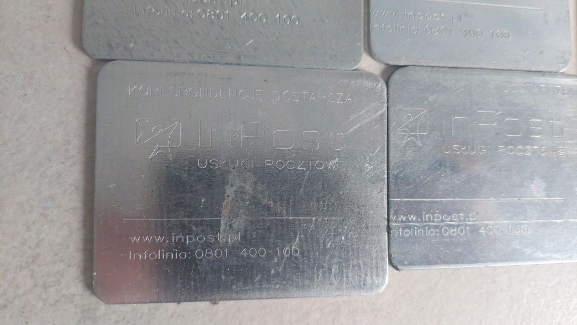 Blaszki metalowe 10 sztuk listy InPost Plus tabliczka ciężarek plomby